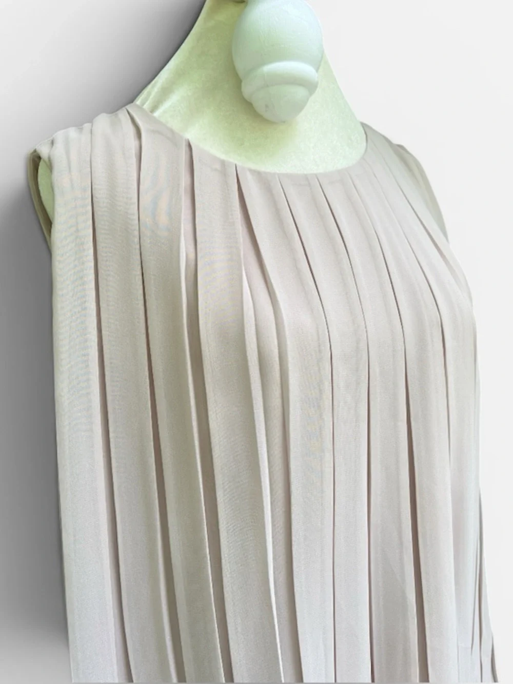Calvin Klein Sleeveless Pleated Bubble-Hem Blouse in Tan Size Large - Picture 8 of 13